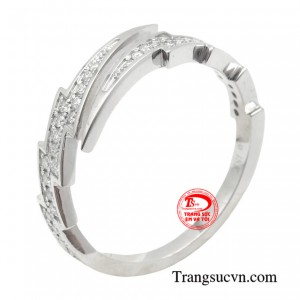 Nhẫn vàng tia sét kim cương là một tác phẩm nghệ thuật tinh xảo, kết hợp hài hòa giữa sự mạnh mẽ và sang trọng. 