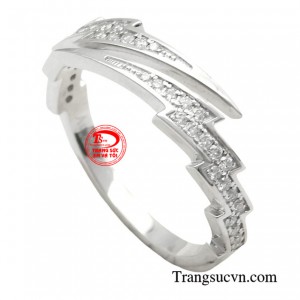 Với thiết kế độc đáo với hình ảnh tia sét đầy uy lực, tượng trưng cho sức mạnh, sự quyết đoán và bản lĩnh của người đàn ông.