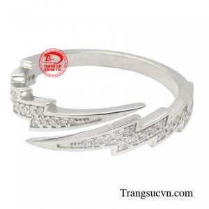 Chiếc nhẫn được làm từ chất liệu vàng 18k kết hợp với những viên kim cương được đặt tinh xảo tại điểm giao cắt của các đường nét tia sét, tạo nên điểm nhấn ấn tượng.