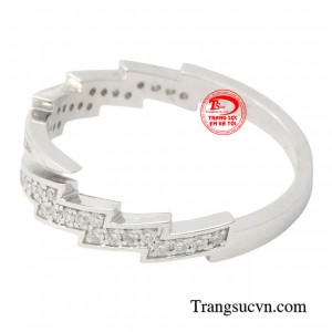 Sản phẩm là sự kết hợp giữa vàng trắng và kim cương vàng tạo nên một tổng thể hài hòa, vừa mạnh mẽ lại vừa tinh tế.