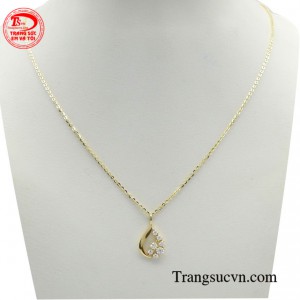 Thấu hiểu hạnh phúc được thiết kế nhẹ nhàng tạo nên sự mềm mại, nữ tính và sự thuần khiết.