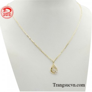 Sở hữu một chiếc dây chuyền phù hợp với khuôn mặt giúp người đeo thêm tự tin và thu hút mọi ánh nhìn.