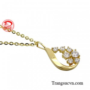 Chiếc dây chuyền chữ o có thể giúp bạm dễ dàng trong phong cách phói đồ của mình từ đi làm, đi chơi hay tham gia các buổi dự tiệc.