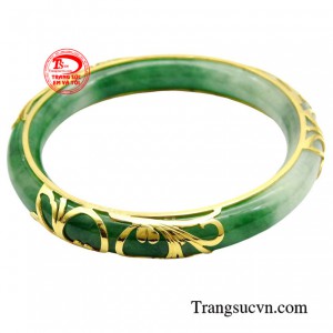 Vòng ngọc bọc vàng kiêu sang là sự kết hợp hài hòa giữa vẻ đẹp tự nhiên của ngọc và sự sang trọng của vàng.