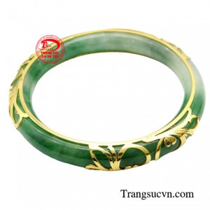 Chiếc vòng mang đến một vẻ đẹp tinh tế nhằm tôn lên sự quý phái đẳng cấp cho người đeo.