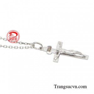Mặt dây chuyền thánh giá không chỉ là món đồ trang sức mà còn mang ý nghĩa tâm linh to lớn, biểu tượng cho sự chiến thắng của cái thiện trước cái ác, ánh sáng trước bóng tối.
