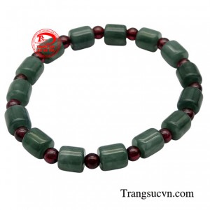 Người xưa cho rằng đeo ngọc cẩm thạch tốt cho vận khí, sức khỏe, tiền tài.