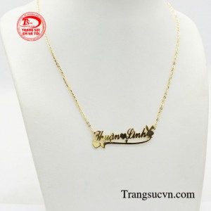 Dây chuyền vàng khắc chữ có khả năng phối hợp linh hoạt với nhiều phong cách thời trang khác nhau.