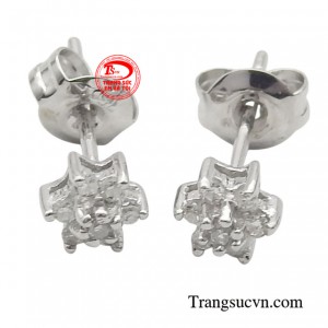 Hoa tai vàng trắng 18k nhỏ xinh là một phụ kiện thời trang không thể thiếu của phái đẹp.