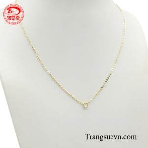 Một chiếc sơ mi trắng, bung một cúc áo hững hờ vừa đủ kết hợp với chiếc dây chuyền tối giản mà quyền lực.