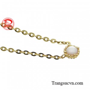 Tùy vào cách phối với mỗi bộ trang phục khi thì quý phái, trang nhã, lúc thì đơn giản nhưng vẫn giúp nàng tự tin giữa đám đông.