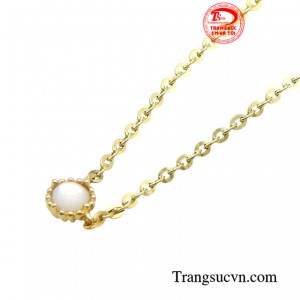 Bởi vậy mà chiếc dây chuyền luôn là một món quà tuyệt vời dành cho người phụ nữ trong những dịp đặc biệt như sinh nhật, kỷ niệm.