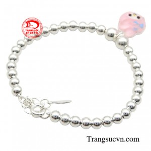 Khi đeo lắc bi bạc cho trẻ không chỉ có tác dụng làm đẹp, mà bạc trắng còn có nhiều tác dụng rất tốt cho sức khỏe của trẻ như: chống gió, chống cảm, báo hiệu vấn đề về sức khỏe.