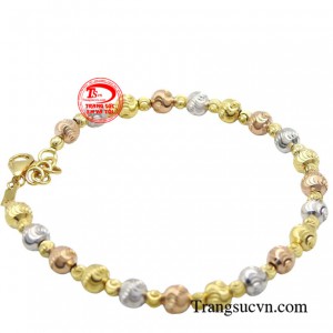 Lắc bi vàng  ba màu phù hợp cho những cô nàng yêu thích phong cách sang trọng và quý phái.