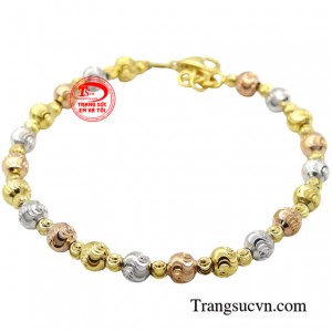 Bất cứ khi nào bạn muốn hình ảnh của mình nổi bật hơn trong mắt người đối diện thì hãy diện ngay chiếc lắc bi vàng phong cách này.
