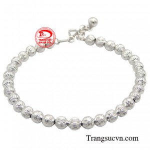 Lắc bi vàng trắng được chế tác trên chất liệu vàng 10k mang đến độ bền đẹp và sáng bóng theo thời gian.