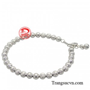 Chiếc lắc mang đến niềm kiêu hãnh và cảm hứng thời trang bất tận mà ai cũng mong muốn được sở hữu.