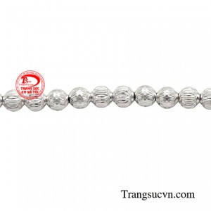 Từ những bộ cánh thời trang cao cấp cho đến thời trang dạo phố của các chị em, chiếc lắc bi vàng trắng duyên dáng luôn là điểm nhấn tinh tế không thể thiếu, giúp tín đồ thời trang hoàn thiện khí chất thời thượng và tôn vinh gu thẩm mỹ xứng tầm.