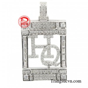 Mặt dây HQ với thiết kế tinh tế và hiện đại, đặc biệt phù hợp với phong cách của phái mạnh, chắc chắn sẽ giúp các anh thu hút mọi ánh nhìn.