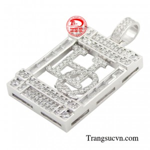 Nổi bật trên chiếc mặt dây là hình ảnh những viên đá CZ sáng lấp lánh bao quanh chữ HQ.