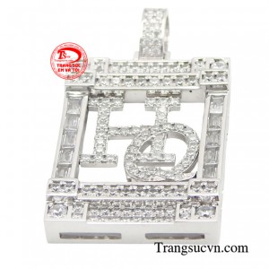 Chiếc mặt dây được chế tác trên chất liệu vàng trắng 10k mang đến vẻ đẹp sang trọng và bề bỉ.