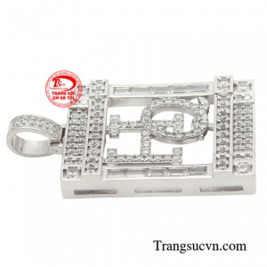 Sự kết hợp hài hòa giữa hình chữ nhật, chữ cái và đá CZ tạo nên một phong cách hiện đại và trẻ trung mà người đàn ông nào cũng yêu thích.