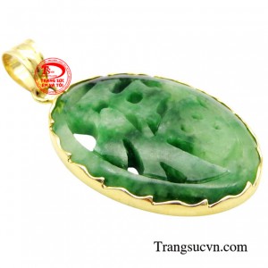 Chiếc mặt dây với thiết kế to bản được bọc vàng 10k sang trọng giúp người đeo thể hiện được phong thái uy quyền, dũng mãnh.