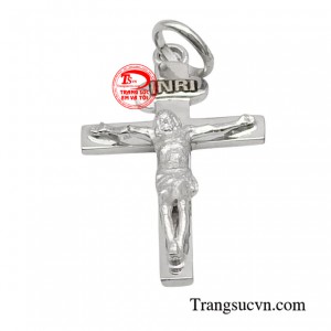 Chiếc mặt dây không chỉ đơn thuần là một món trang sức, mà còn là một biểu tượng sâu sắc về đức tin, tình yêu và hy vọng.