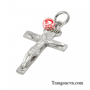 Chiếc mặt dây được thiết kế tinh xảo chắc chắn sẽ làm hài lòng những người yêu thích sự sang trọng này.