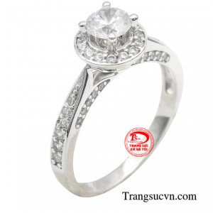 Nhẫn hạnh phúc là một tác phẩm nghệ thuật thu nhỏ, toát lên vẻ đẹp tinh tế và sang trọng.