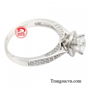 Sở hữu một chiếc nhẫn giúp đôi tay của bạn trở nên mềm mại và uyển chuyển hơn.