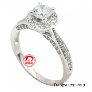 Điểm nhấn của chiếc nhẫn chính là viên đá chủ CZ lấp lánh được cắt giác tỉ mỉ, tỏa sáng rực rỡ như một vì sao nhỏ.