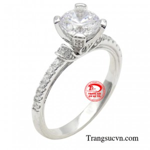 Nhẫn kiêu sa là một tác phẩm nghệ thuật tinh xảo, kết hợp hoàn hảo giữa sự sang trọng và hiện đại.