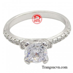 Nổi bật của chiếc nhẫn kiêu sa là viên đá chủ CZ sáng lấp lánh tựa như kim cương tự nhiên mang đến vẻ đẹp rực rỡ cho đôi tay nàng.