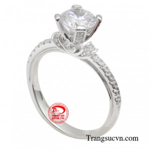 Chiếc nhẫn sở hữu ánh kim trắng tinh khiết, tạo nên vẻ đẹp thanh lịch và bền vững theo thời gian.
