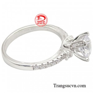 Chiếc nhẫn không chỉ là một món trang sức mà còn mang ý nghĩa về sự tinh khiết, sang trọng và đẳng cấp.