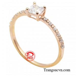 Nhẫn vàng hồng thanh mảnh toát lên vẻ đẹp thanh lịch và tinh tế với thiết kế đơn giản nhưng không kém phần sang trọng.