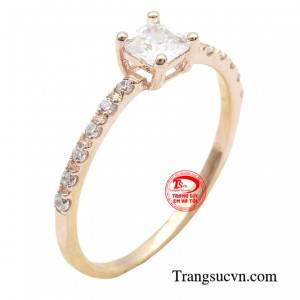 Điểm nhấn của chiếc nhẫn là viên đá chủ CZ lấp lánh, cắt giác tỉ mỉ, khéo léo dưới đôi tay của thợ kim hoàn mang đến ánh sáng lấp lánh và thu hút mọi ánh nhìn.