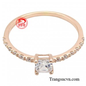 Chiếc nhẫn được chế tác trên chất liệu vàng hồng mang đến vẻ đẹp ấm áp, nữ tính và sang trọng.