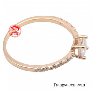 Chiếc nhẫn có thể giúp bạn kết hợp với nhiều phong cách thời trang khác nhau, từ trang trọng đến thường ngày.