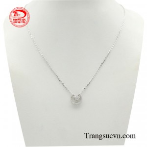 Trọn đời bên nhau được thiết kế sang trọng và thanh tú giúp cô nàng thêm nổi bật hơn giữa những người xung quanh.