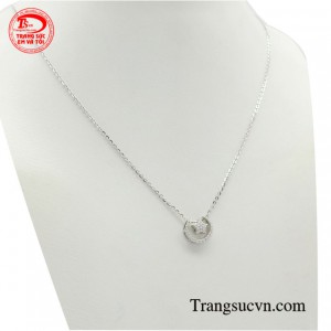 Chiếc dây chuyền mang đến vẻ đẹp nữ tính và duyên dáng của một cô nàng hiện đại.