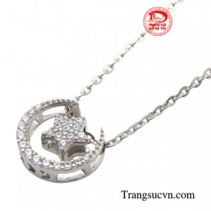 Hiểu được điều đó nên EVT luôn mang đến cho quý khách hàng những mẫu dây chuyền mới và hợp thời đại nhất.