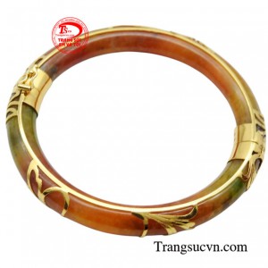 Vòng ngọc đeo càng lâu lại càng trở lên sáng bóng, đẹp đẽ, giúp vận khí càng ngày càng tốt lên, dưỡng sinh, dưỡng sắc.