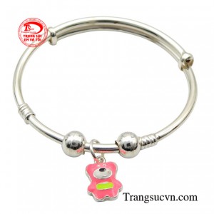 Vòng tay bạc đáng yêu tặng bé với thiết kế kiểu kiềng cứng tròn với chốt gắn liền có thể điều chỉnh phù hợp với size cổ tay của bé.
