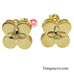 Cặp đôi hoa tai tinh tế được chế tác trên chất liệu vàng màu 10k mang lại sự trang nhã, nữ tính. 