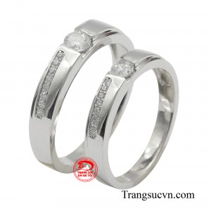 Cặp nhẫn cưới tượng trưng cho tình yêu vĩnh cửu, sự gắn kết và lời hứa trọn đời bên nhau.