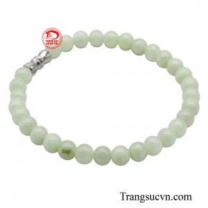 Màu trắng của ngọc cẩm thạch mang đến cho người đeo sự sang trọng và hợp phong thủy.