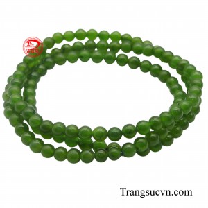 Đeo chuỗi tay ngọc cẩm thạch giúp mang lại cho quý cô một vẻ đẹp tinh tế và sang trọng.