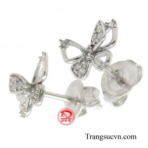 Đôi hoa tai mang nhiều ý nghĩa đem lại nét tươi tắn, rạng rỡ cho phái đẹp.